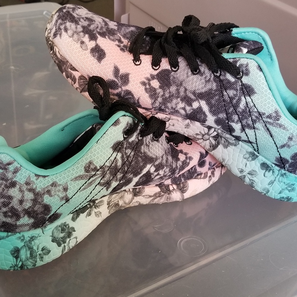 Skechers memory foam tennis shoes